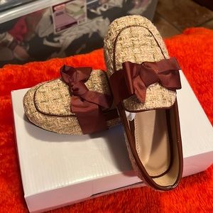 A cream shoes with brown bow size 12